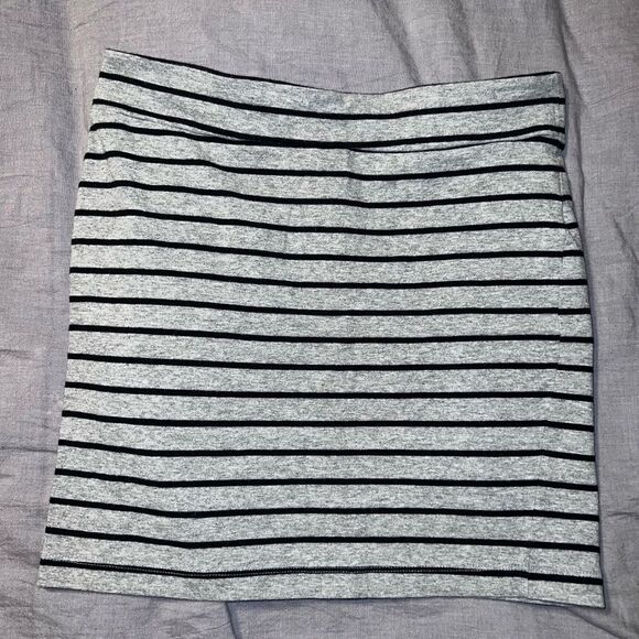 3 FOR $15 🙌🏼 Forever 21 size Small Gray mini skirt w/ black lines stretch sexy - Picture 2 of 4